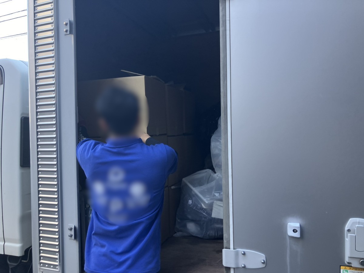 「キッチンに溜まっていた古い調味料や調理器具をまとめて回収しました」作業写真